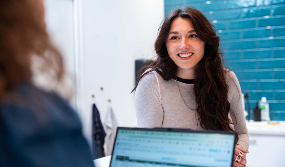 Échange entre un collaborateur et un DPO RGPD sur les obligations de protection des données