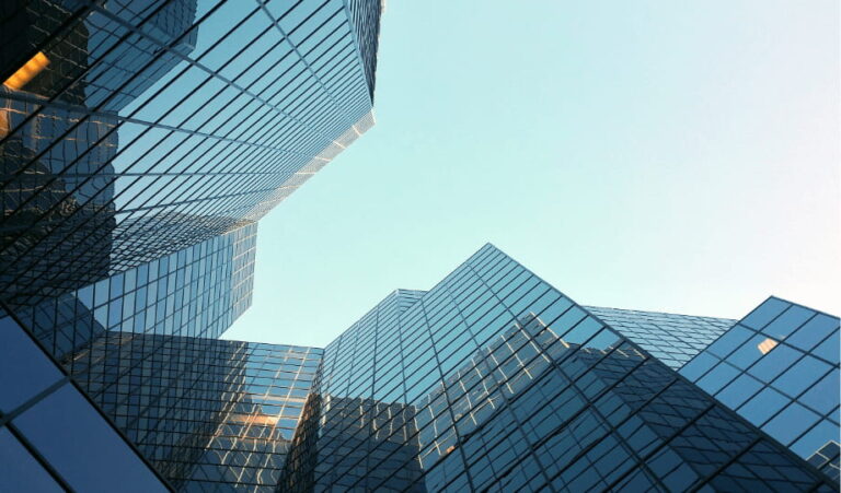 Qui est concerné par le RGPD : immeubles de bureaux représentant les organisations traitant des données personnelles