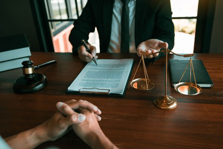 image d'une personne avec les bras croisé sur une table de bureau