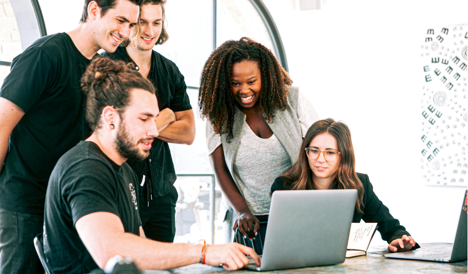 Collaboration d’équipe en entreprise autour d’un projet de conformité PIA RGPD
