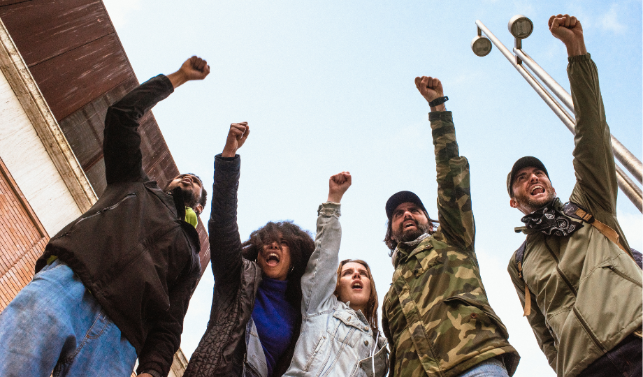 Image – RGPD pour les nuls : les droits fondamentaux des personnes
Photographie de groupe illustrant l’affirmation collective des droits. Cette image symbolise la revendication et la défense des libertés individuelles, en lien avec le RGPD pour les nuls et le droit de chaque citoyen à contrôler ses données personnelles.
