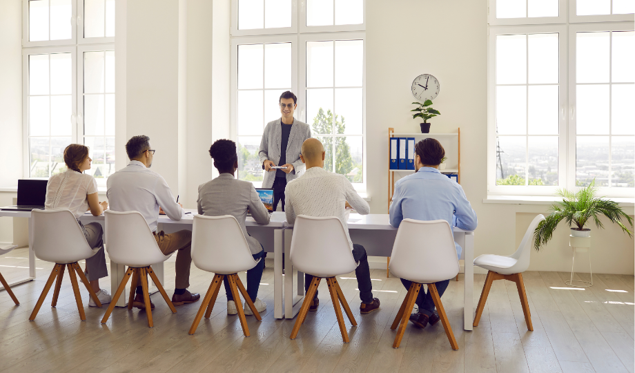Comité social d'entreprise en train de présenter la videosurveillance en entreprise.