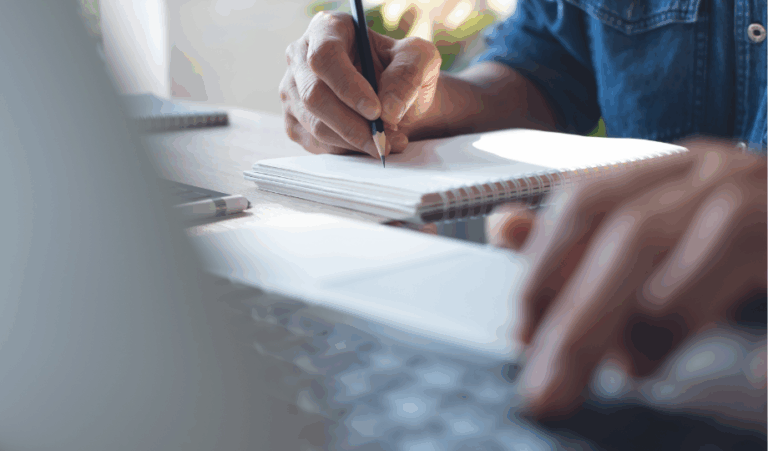 Personne devant un ordinateur travaillant sur l'intérêt légitime RGPD