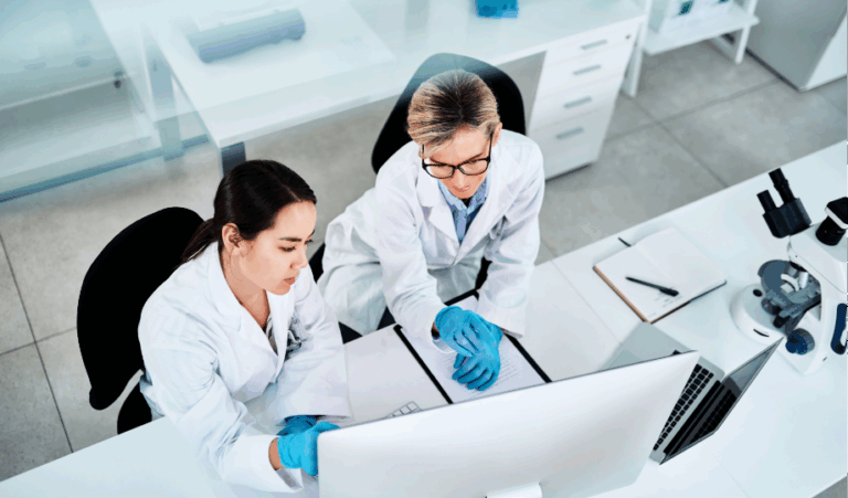 Deux chercheuses analysent des résultats d’essais cliniques sur ordinateur dans un laboratoire médical.