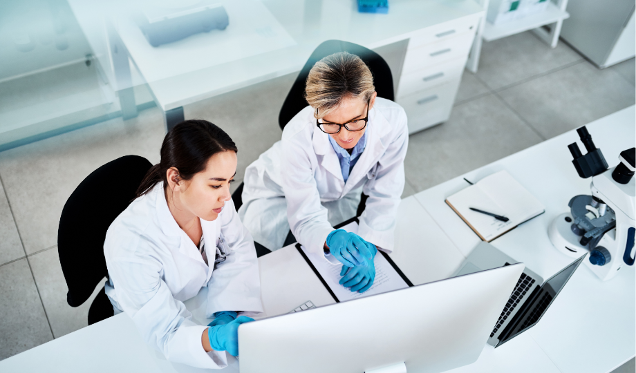Deux chercheuses analysent des résultats d’essais cliniques sur ordinateur dans un laboratoire médical.