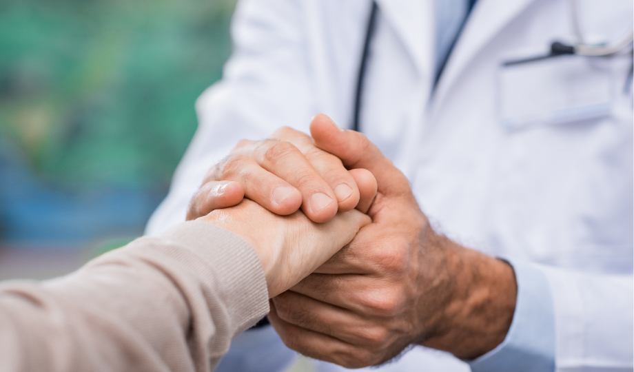 Médecin tenant la main d’un patient dans le contexte de confiance instauré par l’ehds