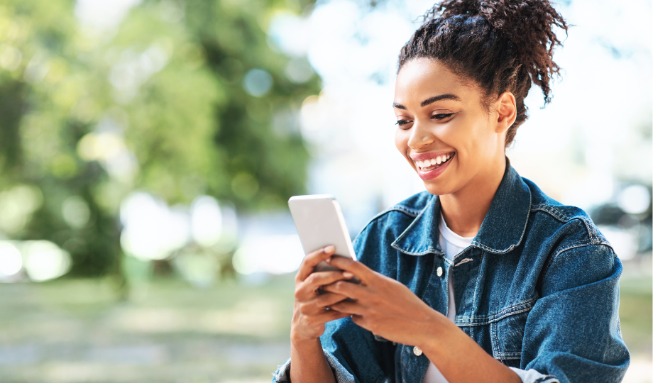  Jeune femme utilisant une application DTx pour gérer sa santé