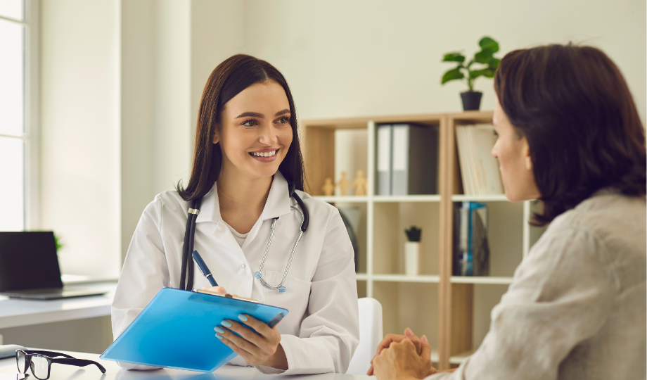  Médecin en entretien avec une patiente lors d’un suivi thérapeutique avec DTx