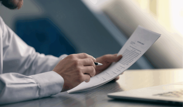 Homme consultant un document juridique sur une charte de confidentialité à son bureau, illustrant les obligations légales de protection des données personnelles.