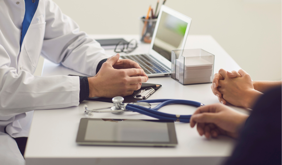 Médecin en consultation intégrant une DTx dans le suivi du patient