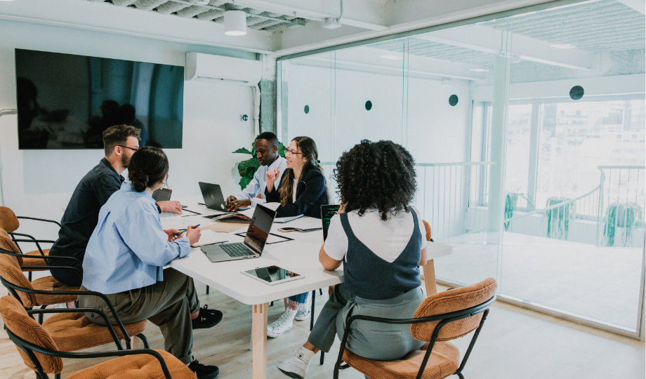 Réunion d’équipe en entreprise discutant de la minimisation des données dans le cadre de la conformité au RGPD et de la gestion des données personnelles.