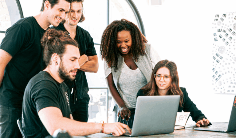 Equipe en face d'un ordinateur discutant de la minimisation des données au sens du RGPD.