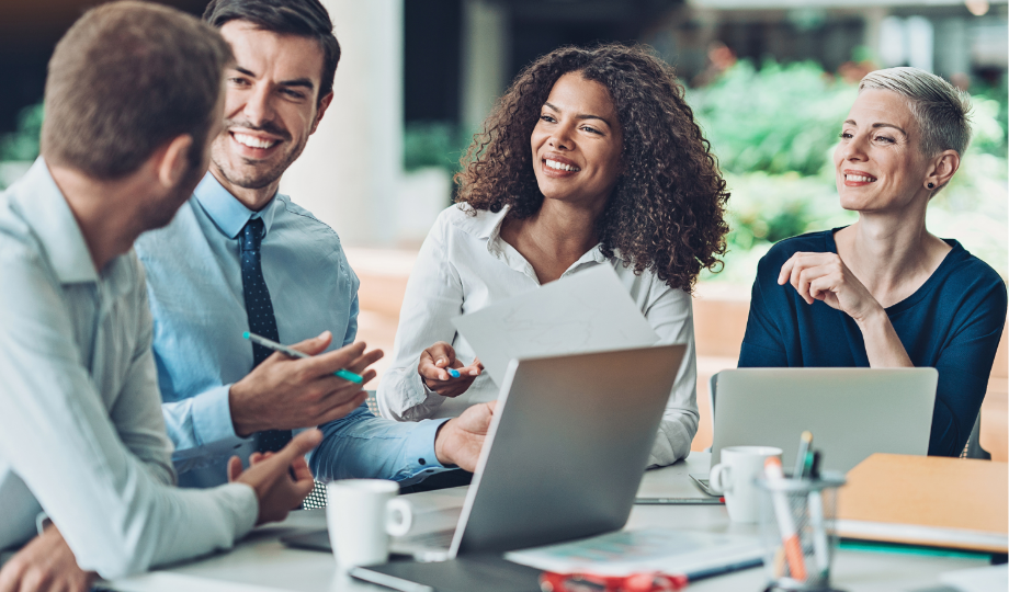Équipe professionnelle en réunion discutant des obligations liées au droit d'accès dans la gestion des données personnelles au sein d’une organisation.