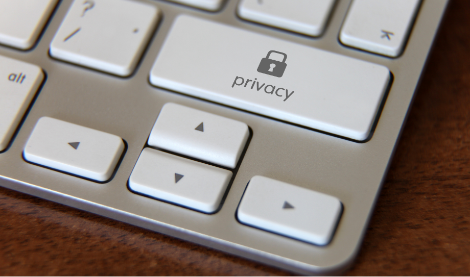 Touche de clavier avec symbole de cadenas et texte privacy représentant la sécurité et la protection des données personnelles dans le cadre du RGPD