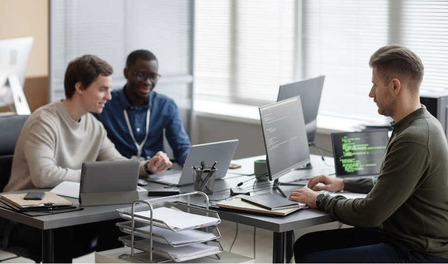 Équipe informatique travaillant sur la sécurité t la protection des données personnelles en entreprise dans le cadre du RGPD