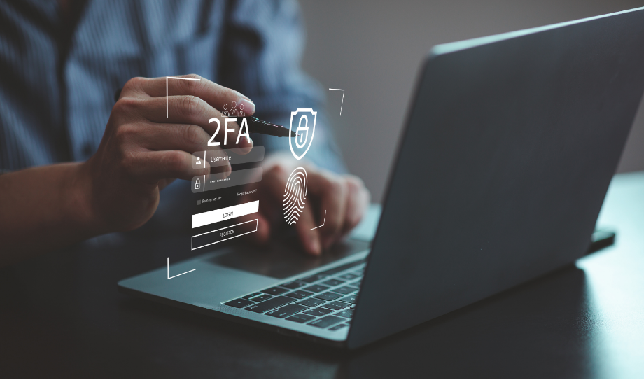 Authentification multifacteur 2FA affichée sur un ordinateur portable pour renforcer la protection et la sécurité des données personnelles