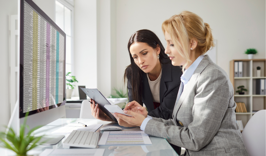 Deux collaboratrices travaillant sur le droit à l'oubli en entreprise.