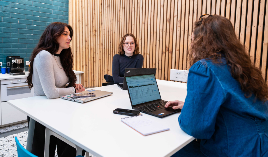 Personnes qui discutent de la base légale RGPD.