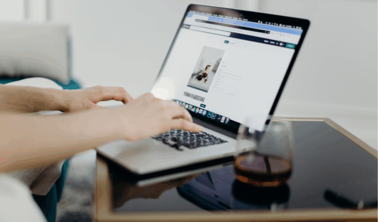 Utilisateur consultant un site web et acceptant les cgu definition en ligne