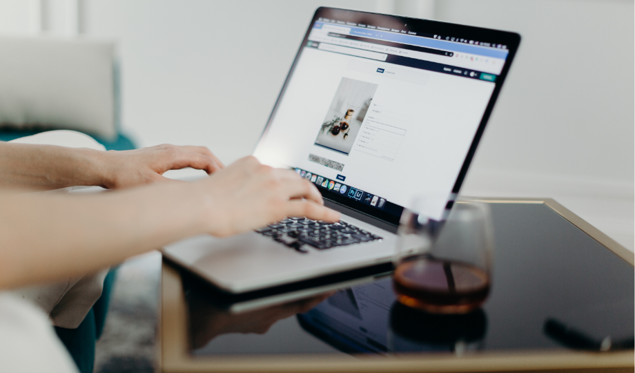 Utilisateur consultant un site web et acceptant les cgu definition en ligne
