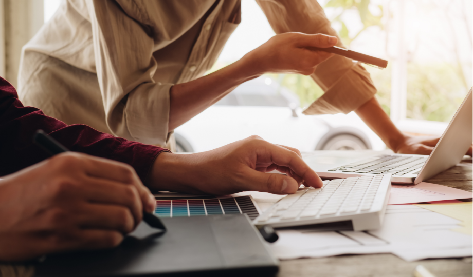 Personne discutant de l'intérêt légitime RGPD devant un ordinateur.