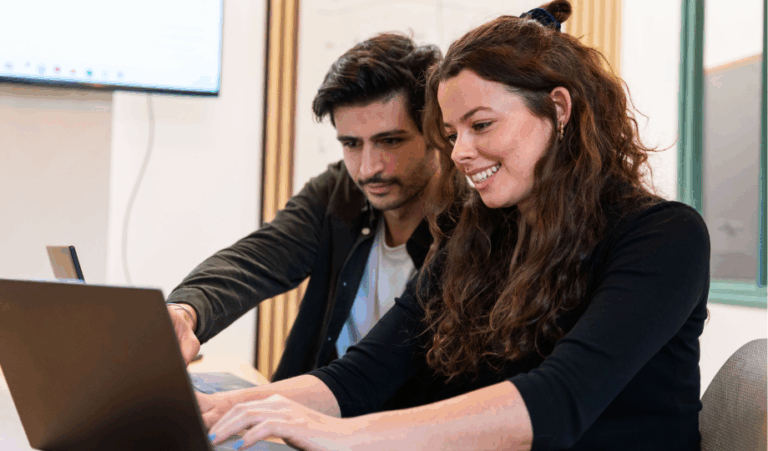 Deux personnes devant un ordinateur qui réalise un LIA dans le cadre de l'analyse de l'Intérêt légitime