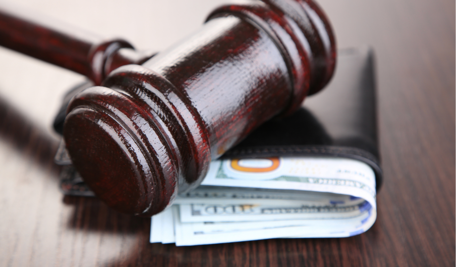 Maillet de justice posé sur un portefeuille symbolisant les sanctions financières prévues par la Directive DORA pour le secteur financier européen.