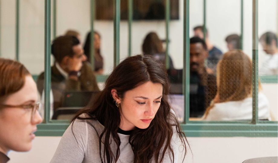 Personnes travaillant dans un open space sur des sujets liés au digital omnibus