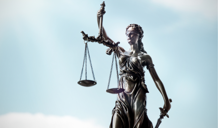 Statue de la justice brandissant une balance, symbolisant l’articulation entre Dora.ia et les autres réglementations encadrant l’IA